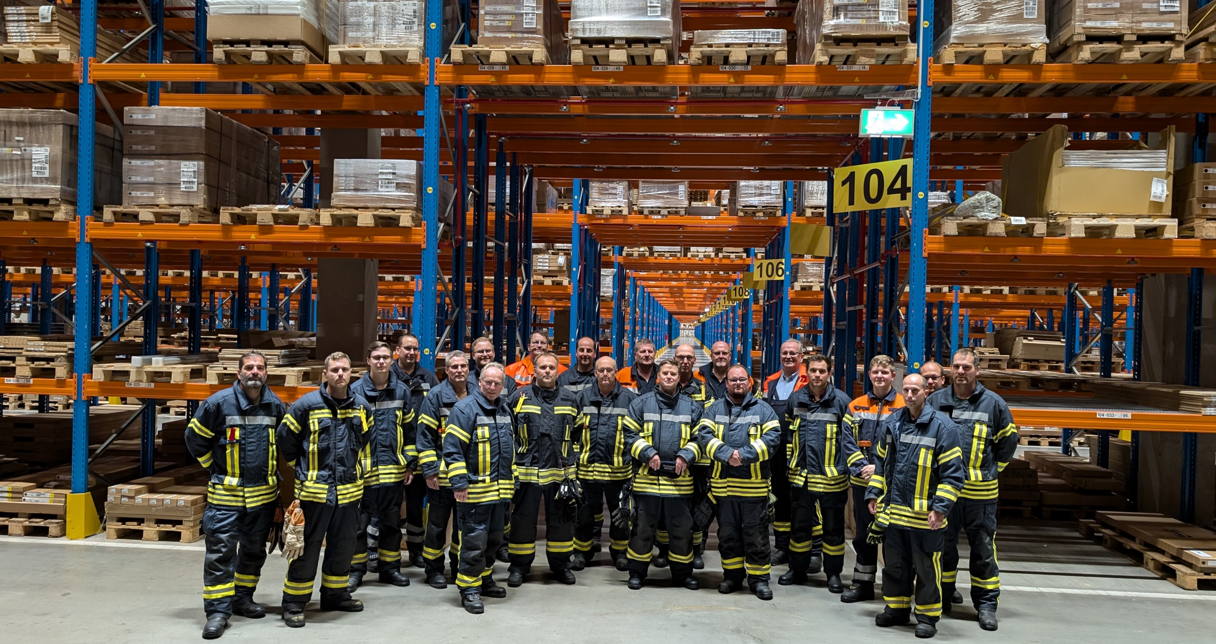 Gruppenbild im IKEA Lager